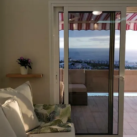 Апартаменты New Deluxe Stunned Seaview 2 Bed