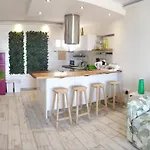 New Deluxe Stunned Seaview 2 Bed *