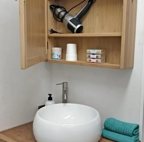 Апартаменти New Deluxe Stunned Seaview 2 Bed *